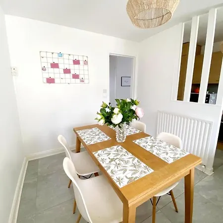 Apartment Le Cosy Avec Piscine, Balcon Et Parking